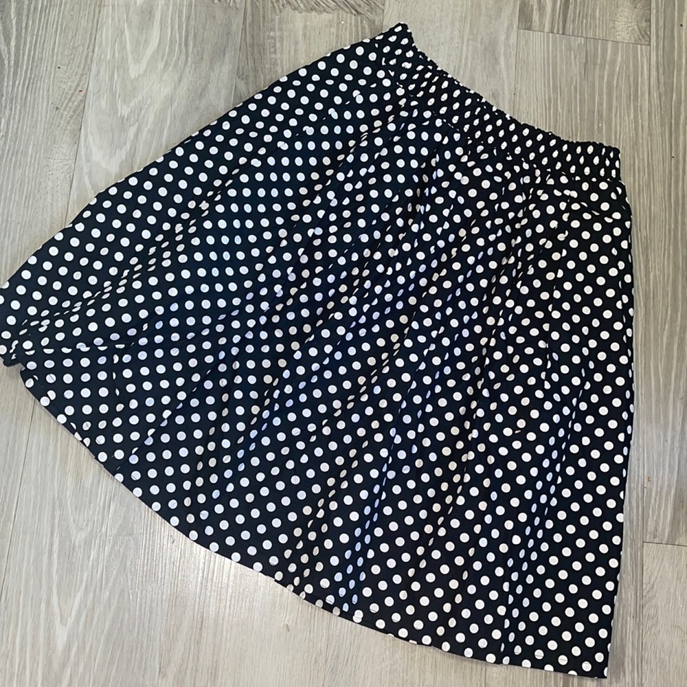 Darling black/white polka dot skirt with deep pockets and elastic waist
